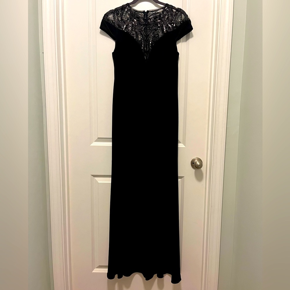 Formal Adrianna Papell size 8. Never worn full length dress with Stretch.
